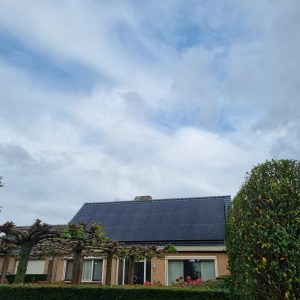 Wijk en Aalburg - Wijksestraat 10 - 30st Hyundai zonnepanelen + Solaredge HUB omvormer + Laadpaal